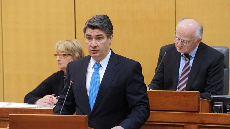 Predsjednik Vlade Milanović: Unatoč uštedama u proračunu za 2015., neće se smanjivati mirovine, plaće i socijalna prava